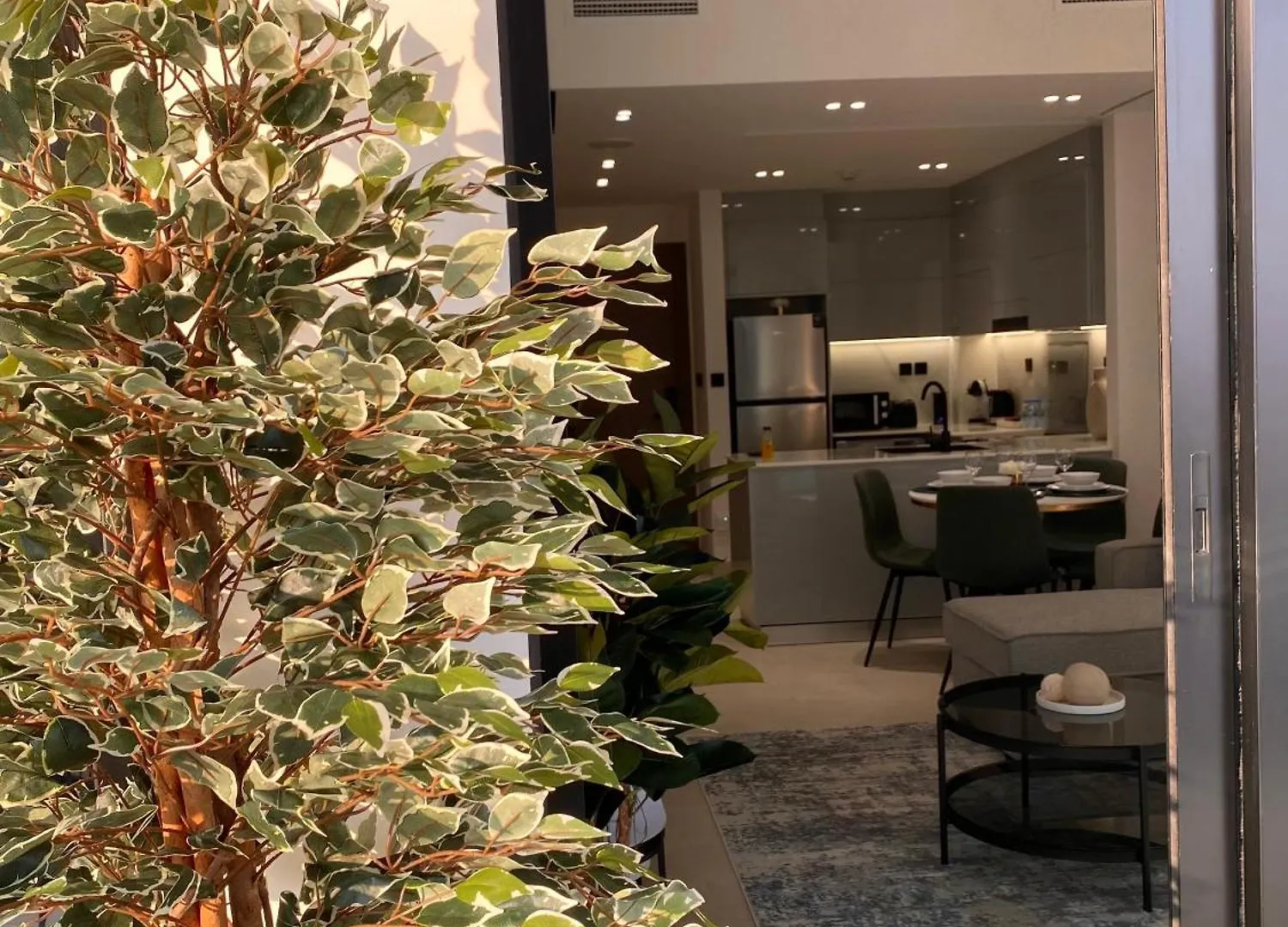 Luxury Binghatti Canal View Apt In Business Bay 두바이 아파트